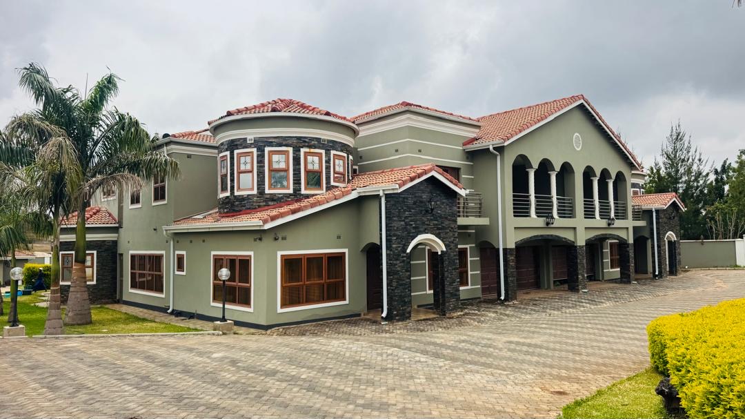 LUXURY FOR SALE - 4500sqm in BROOKVIEW ESTATE